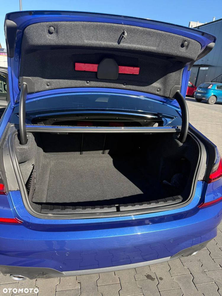 BMW Seria 3 320d mHEV - 12