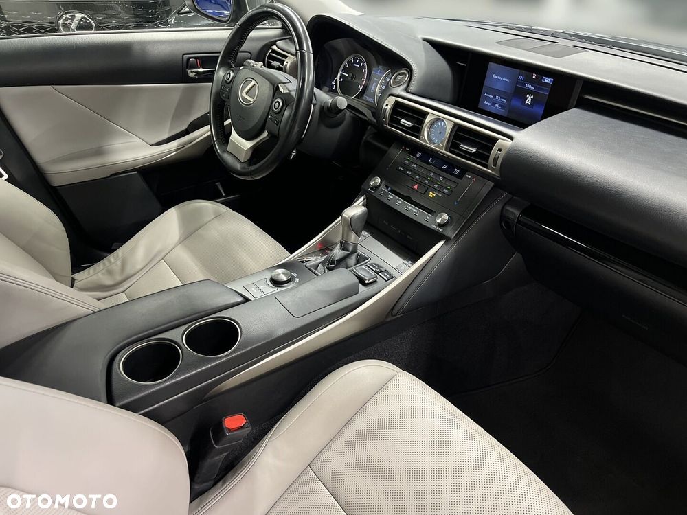 Lexus IS 200t Prestige - 10