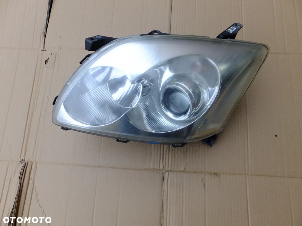 lampa lewy przód toyota avensis T25 2006r EUROPA