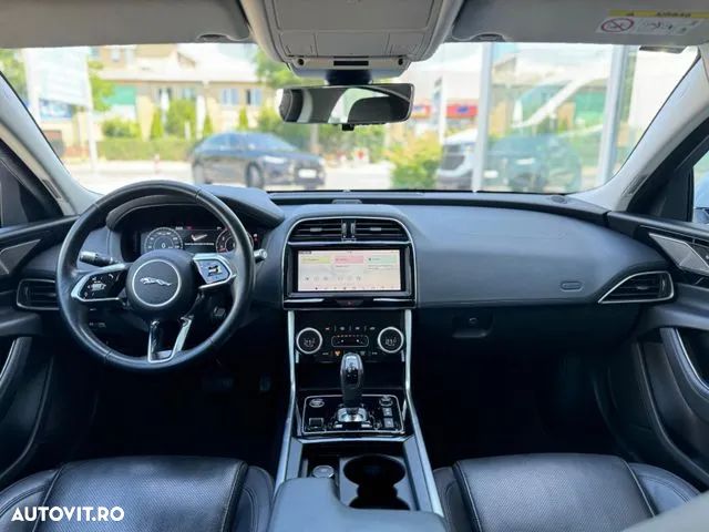 Jaguar XE - 10