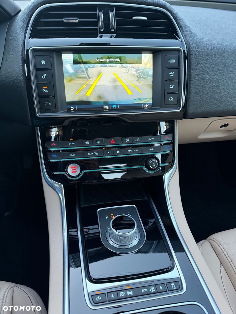 Jaguar XE 2.0 D Prestige - 11