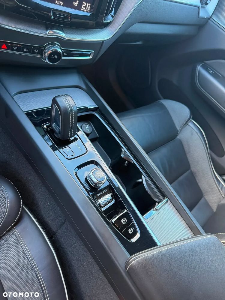 Volvo XC 60 B5 D AWD R-Design - 20