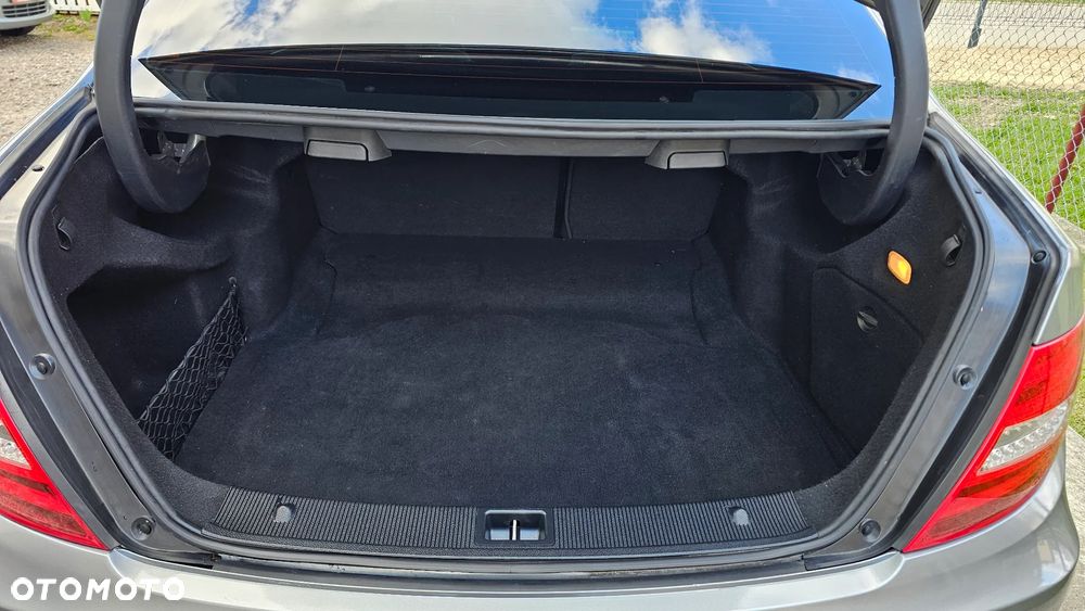 Mercedes-Benz Klasa C 200 CGI BlueEFFICIENCY Avantgarde - 26