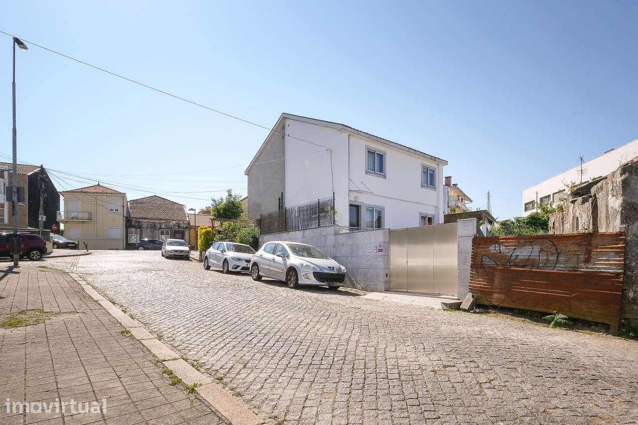 Moradia T2 Mobilada com Jardim | Excelente Localização - Grande imagem: 2/13