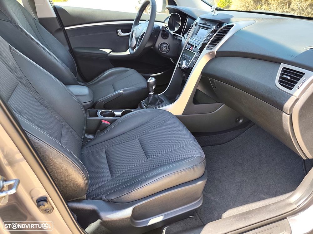 Hyundai i30 1.6 CRDI STyle J17 - 14