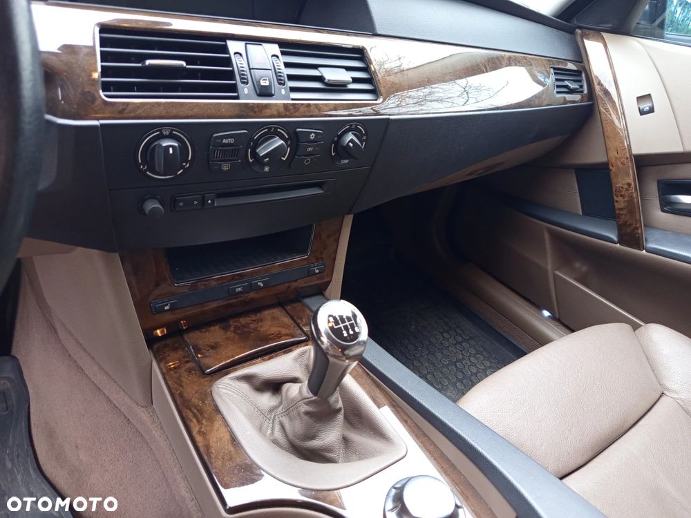 BMW Seria 5 525i - 32