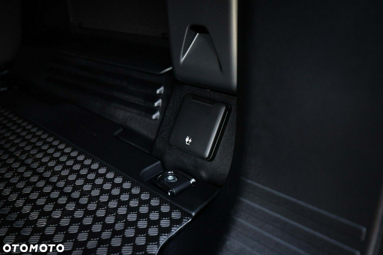 Land Rover Defender - 29