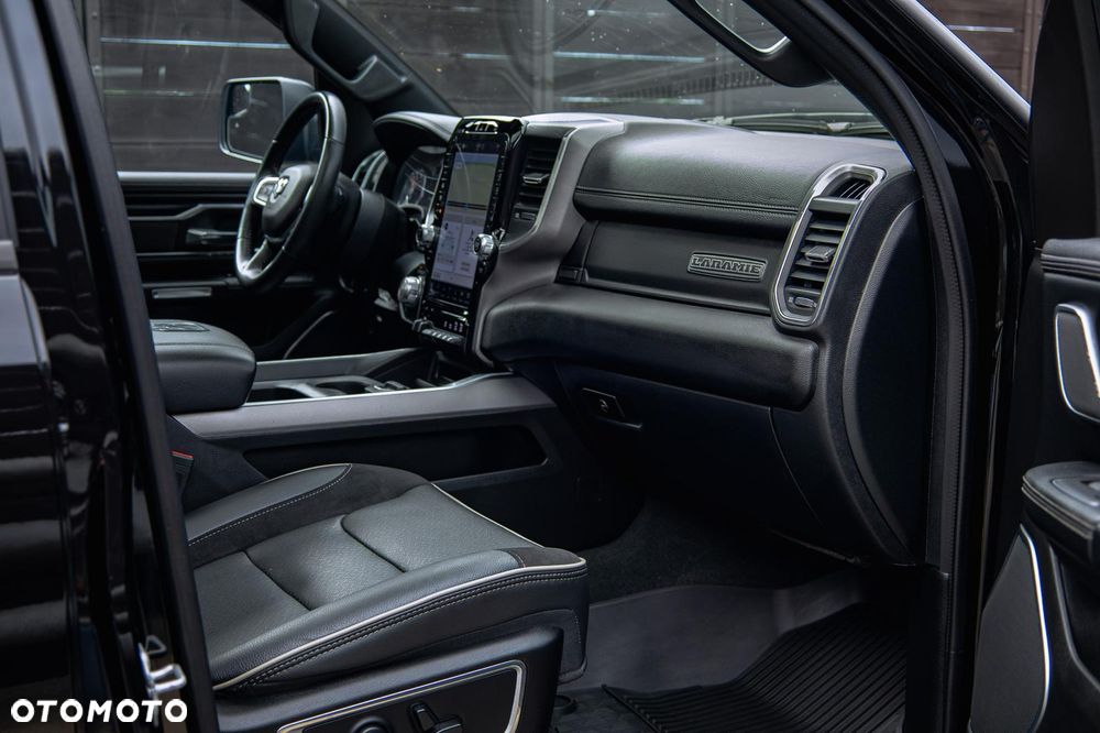 RAM 1500 5.7 Crew Cab Shortbed Laramie Black - 32