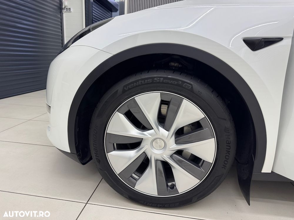 Tesla Model Y - 27