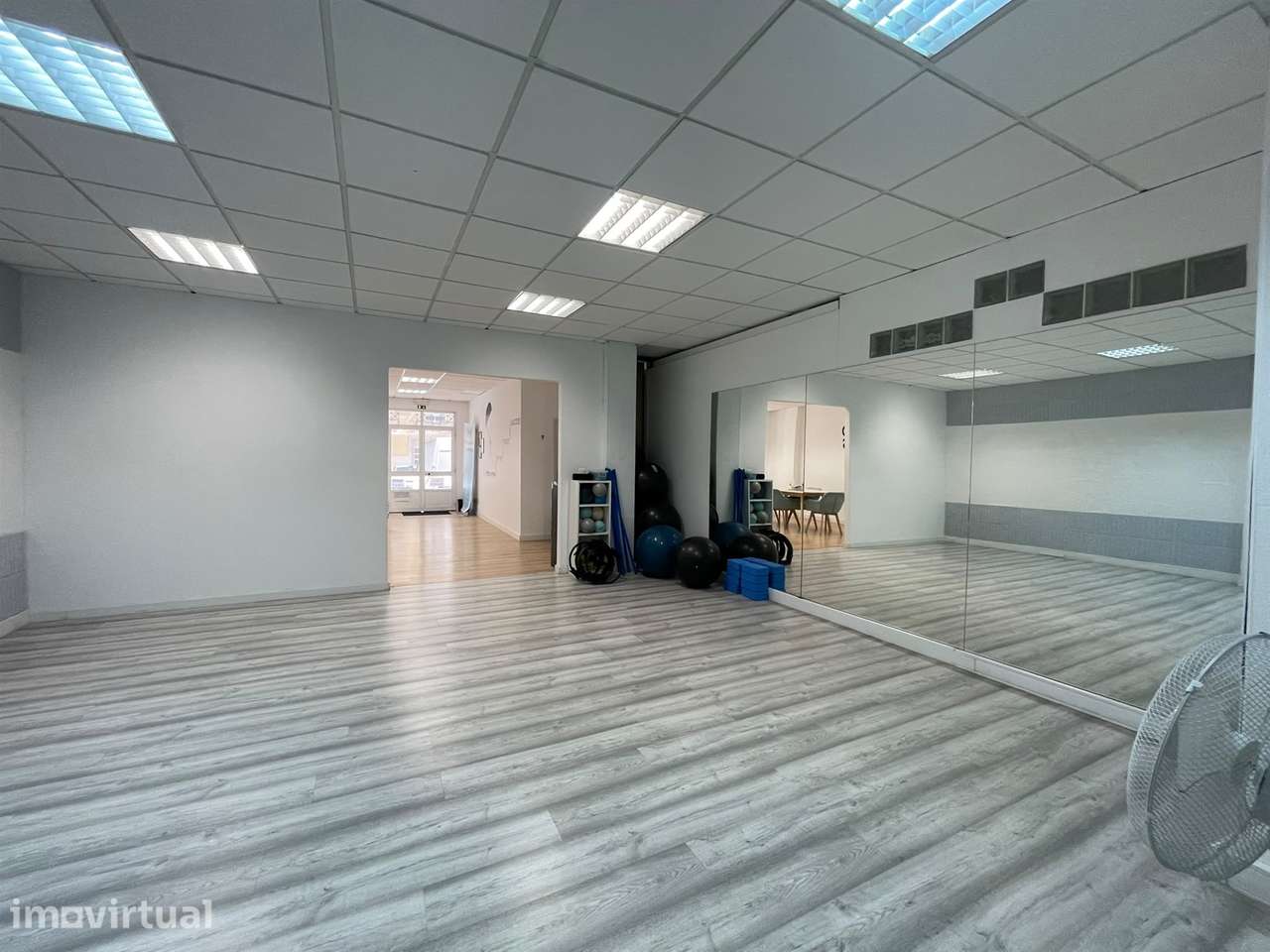 Loja para arrendar com cerca de  190m2 - Grande imagem: 2/13