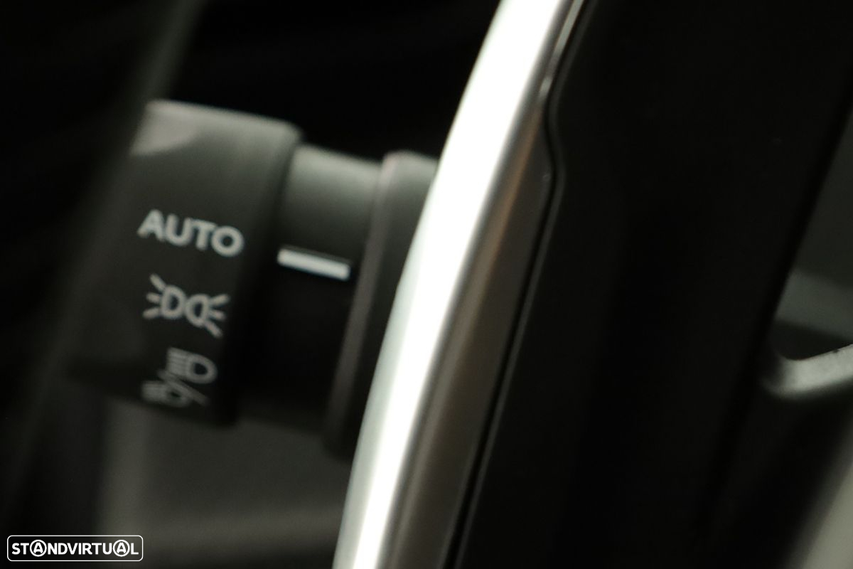 Peugeot 2008 1.2 PureTech Allure EAT8 - 17