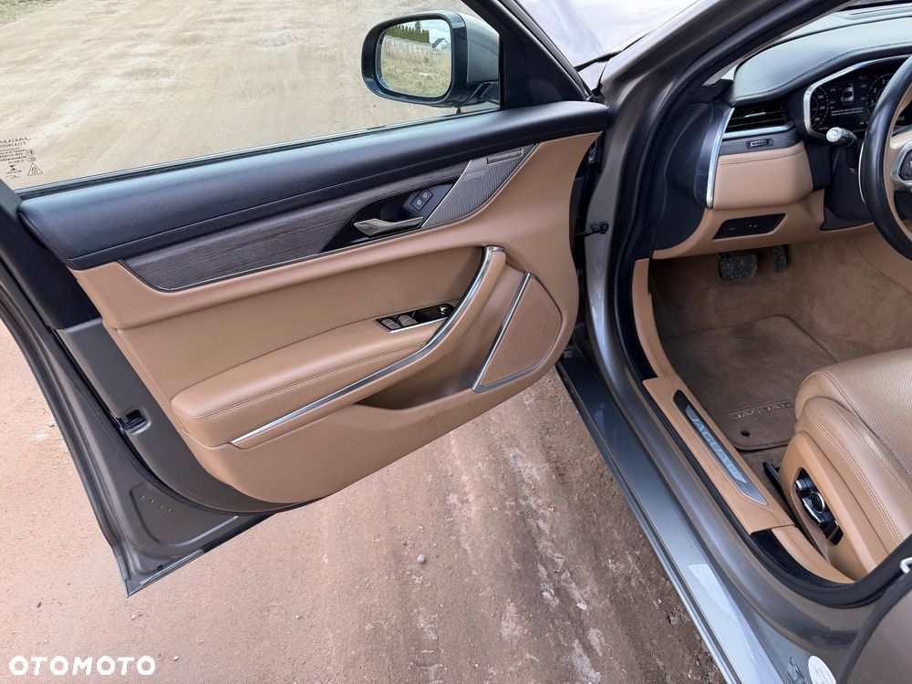Jaguar XF P250 HSE - 33