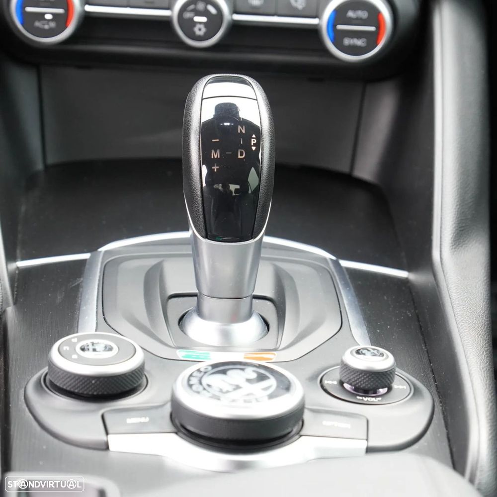 Alfa Romeo Giulia 2.2 D AT8 - 18