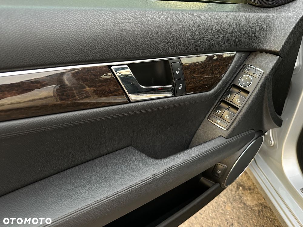 Mercedes-Benz Klasa C 320 CDI DPF 4Matic 7G-TRONIC Elegance - 10