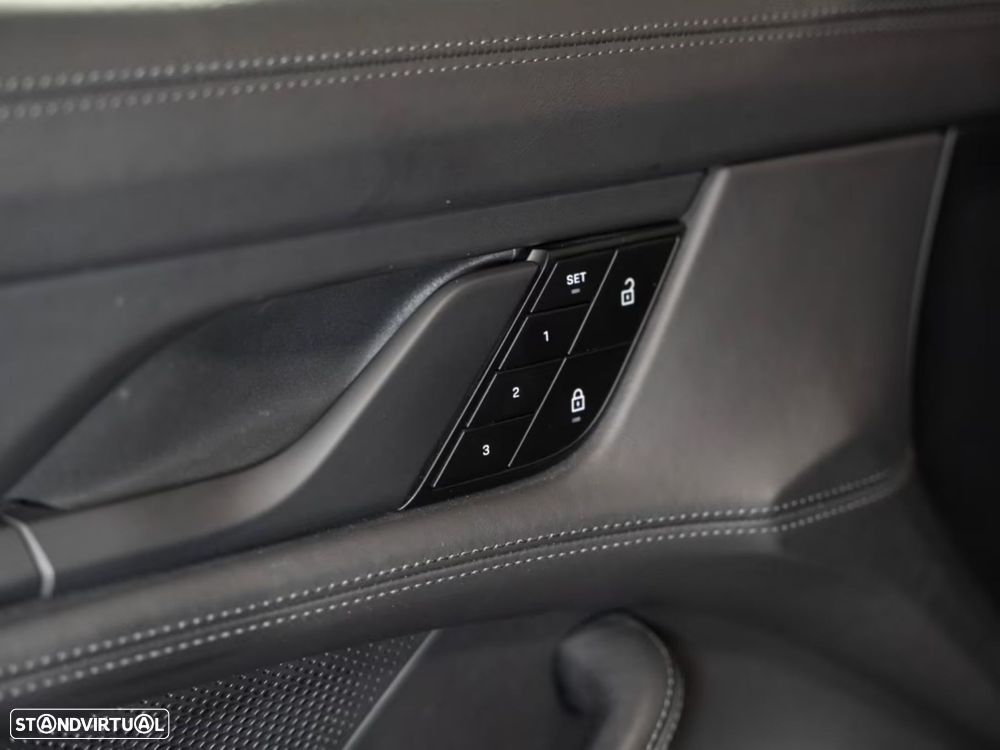 Porsche Taycan Sport Turismo - 17