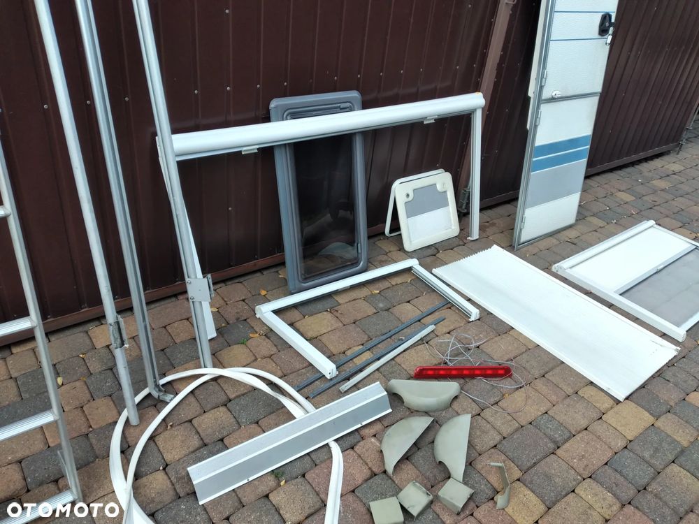 Przyczepa kempingowa Hobby szyba 79x43 79x44 79x42,5 2002r Excellent Easy 450 bakista kompletna z podłogą i klapą oraz rolety z moskitierami okienne drzwi wejściowe relingi dachowe drabinka lampa stop szyba boczna kuchenna drzwiczki serwisowe bakista klapa bagażnika stopa podpora - 9