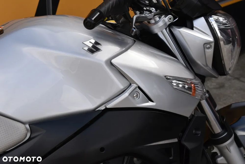 Suzuki GSR - 36
