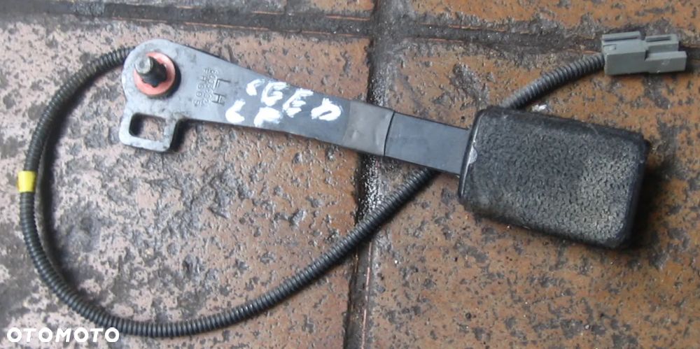 dźwignia rączka fotela zapięcie pasa KIA CEED I - 2