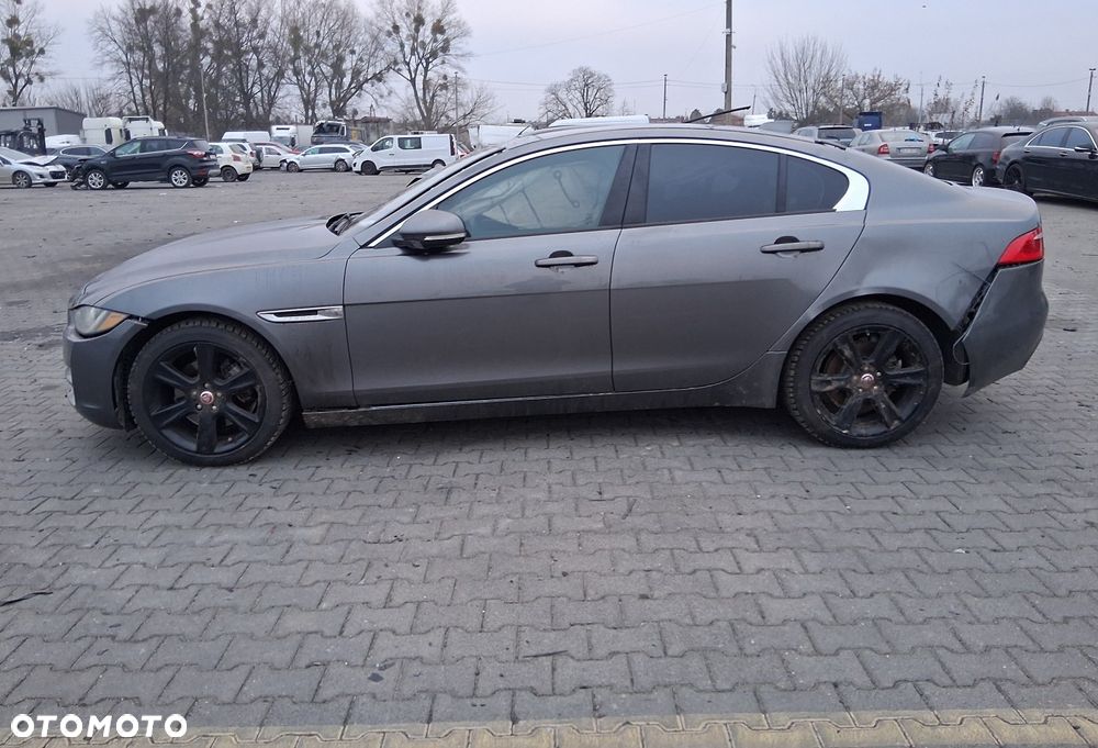 Jaguar XE 2.0 D Prestige - 3