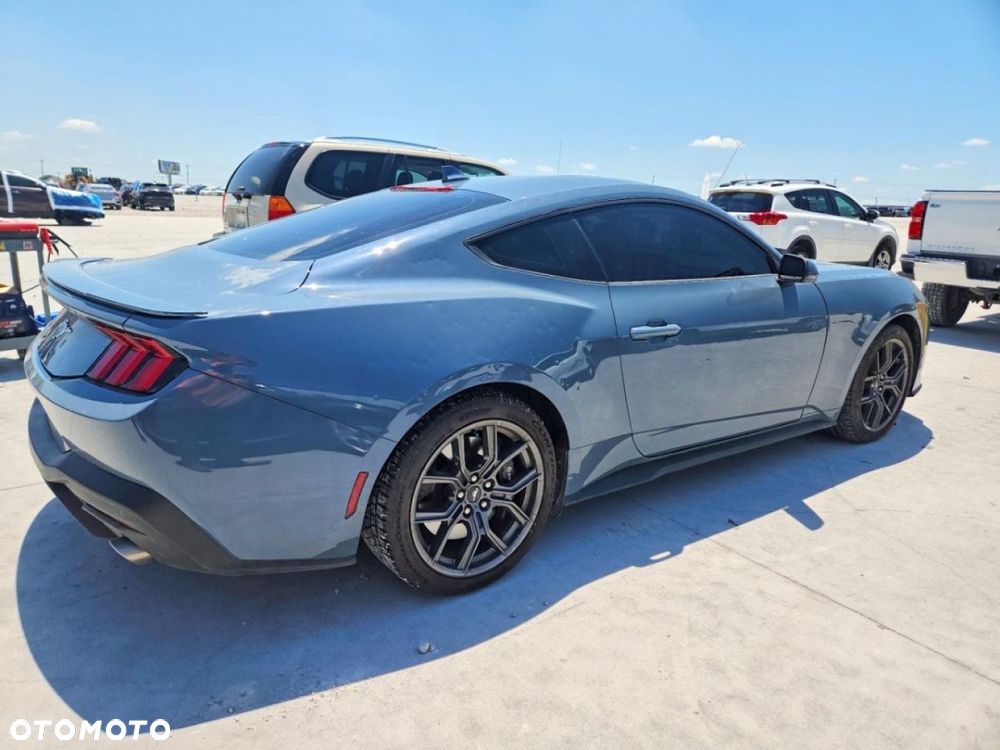 Ford Mustang - 4