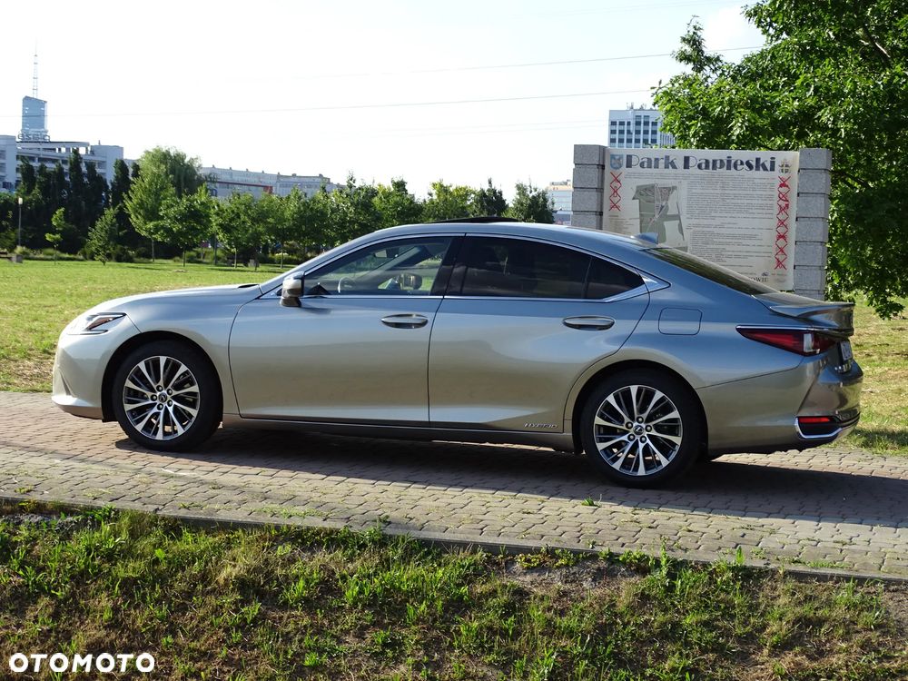 Lexus ES 300h Business Edition + - 13