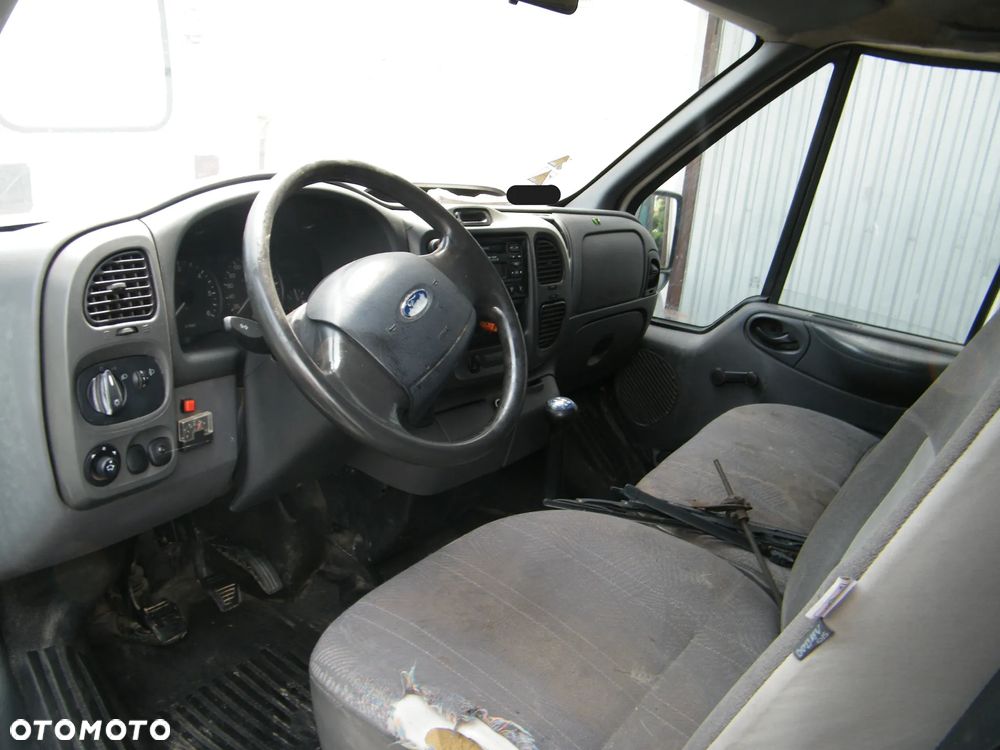 Ford Transit (00-06r.) 2.0TD 85KM.Silnik Duratorq DI (85PS)  Skrzynia VXT75 Lakier Diamond White 73 . Cały na części GWARANCJA !!!  Przód Tył Zestaw Komplet Drzwi Klapa Zderzak Błotnik Maska Grill Atrapa Szyba Pas Lampa Lusterko Boczki Fotel Kanapa Kokpit Deska Rozdzielcza Przełącznik Włącznik Sterownik Przewody Wiązka Instalacja Moduł Komputer Czujnik Listwa Pompa Alternator Wtryski Głowica Rozrusznik Kompresor Sprzęgło Dwumas Silnik Skrzynia ABS Klimatyzacji Paliwa Wspomagania Kolektor Turbina Przepustnica Zawór Chłodnica Koło Hak Belka Sanki Zawieszenie Mcpherson Półoś Amortyzator Wydech Tłumik Zacisk Most - 5