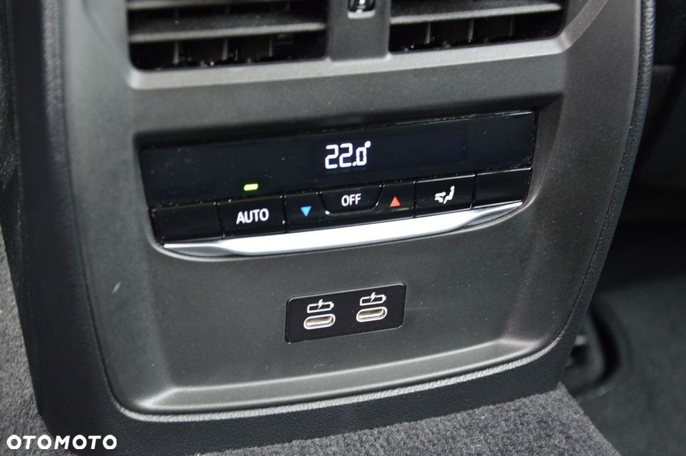 BMW Seria 3 318d mHEV - 14
