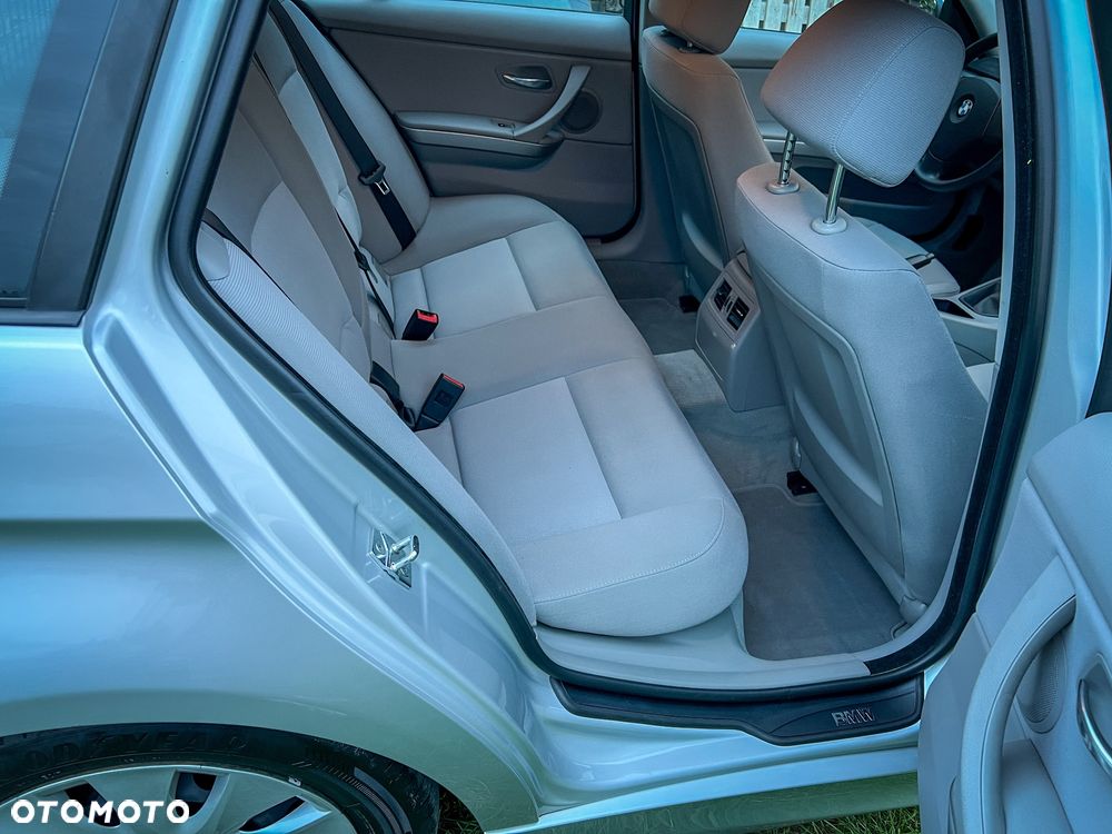 BMW Seria 3 318i Touring - 29