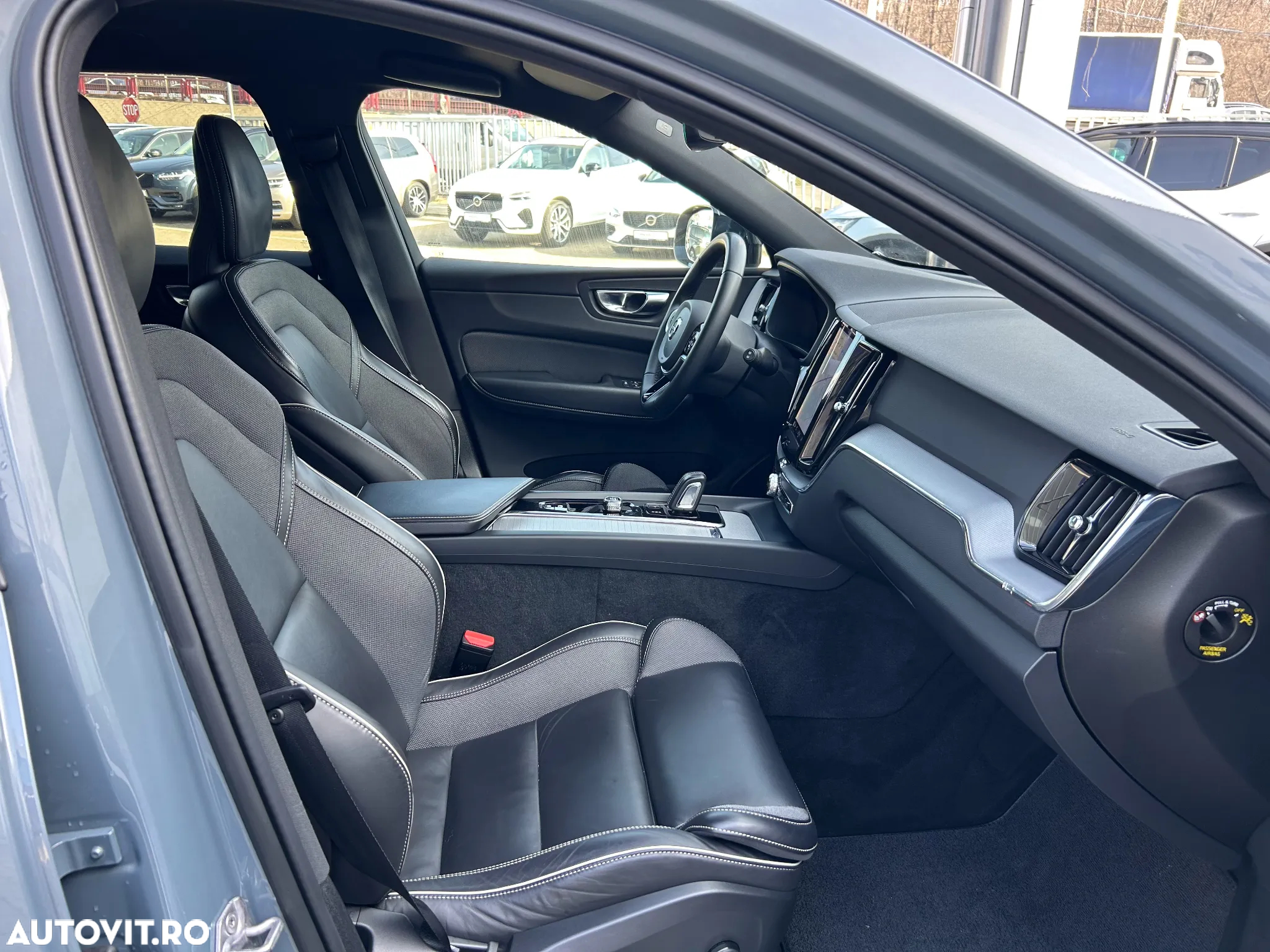 Volvo XC 60 B4 MHEV AT8 AWD R-Design - 36