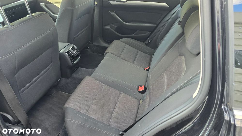 Volkswagen Passat - 14