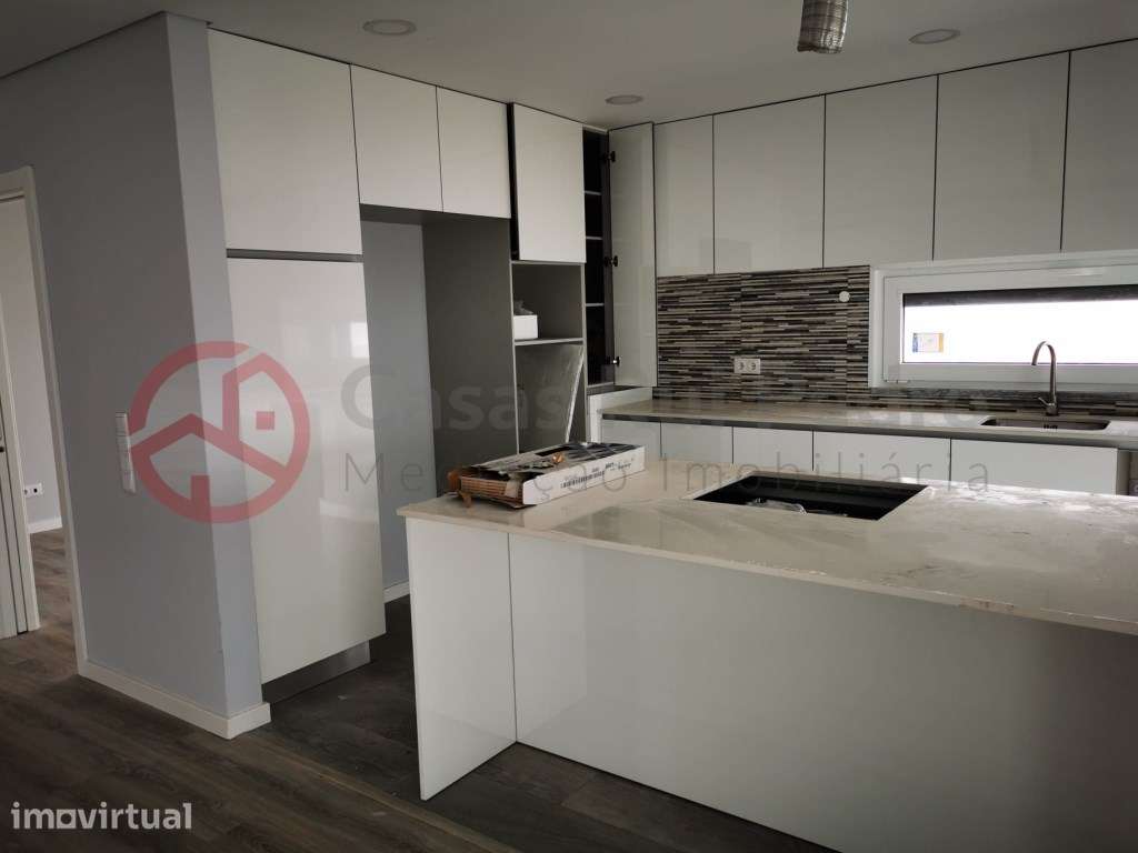 Moradia geminada de construção nova, em Fernão Ferro - Grande imagem: 3/21