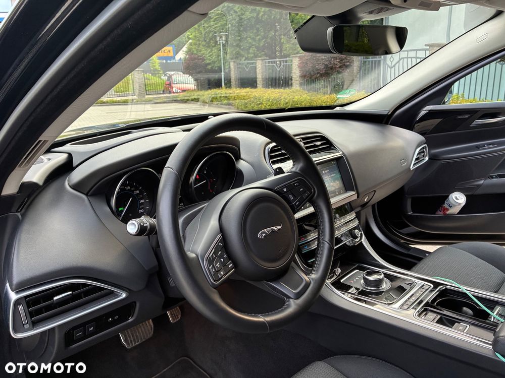 Jaguar XE 20d AWD Portfolio - 16