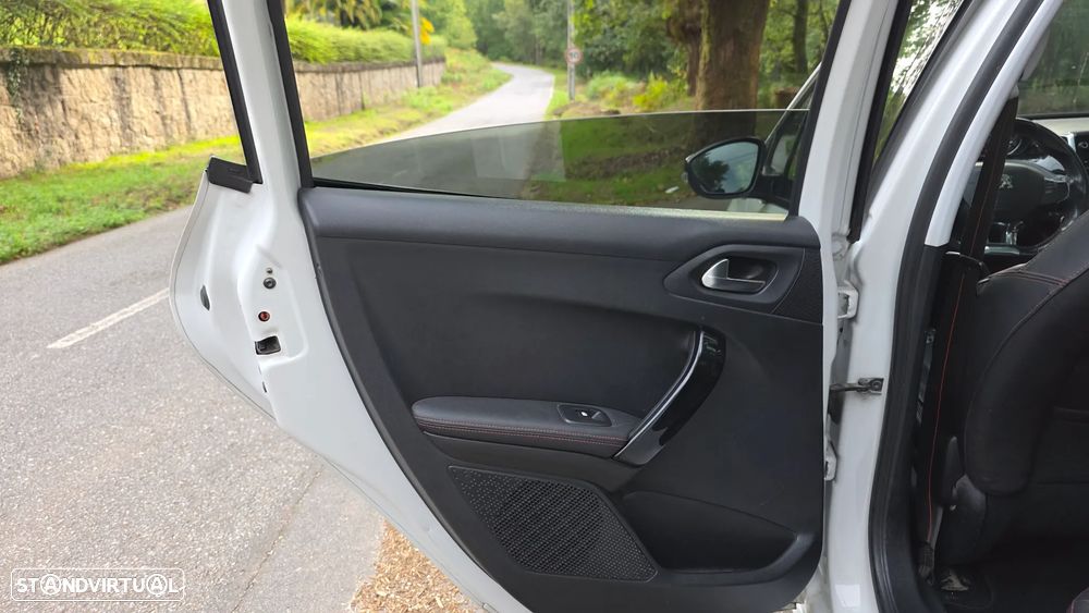 Peugeot 208 1.6 BlueHDi GT Line - 24