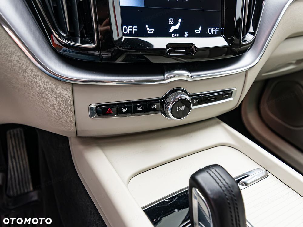 Volvo XC 60 B4 D AWD Momentum Pro - 21