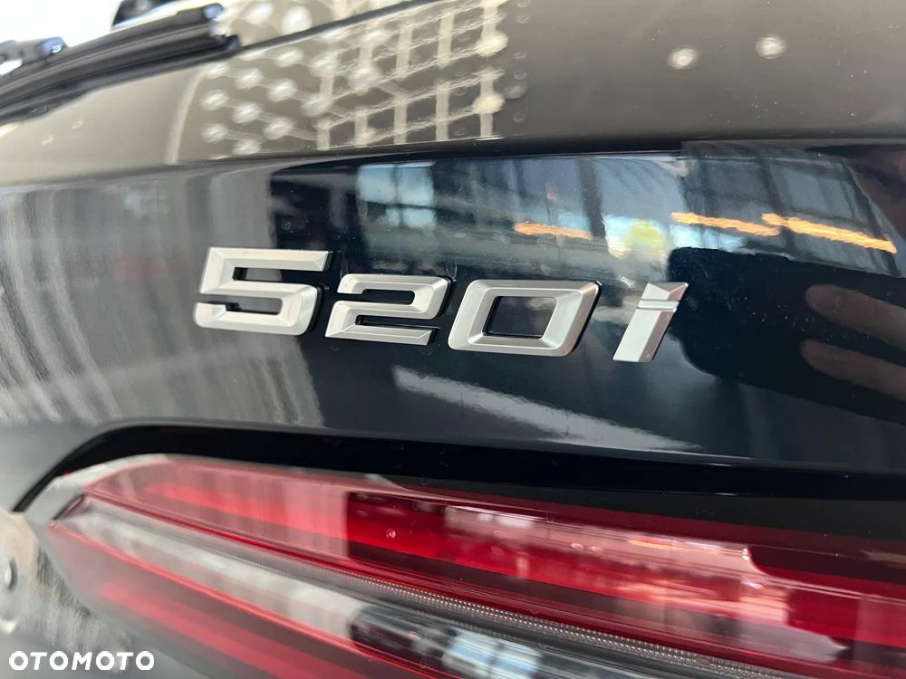 BMW Seria 5 520i mHEV - 16