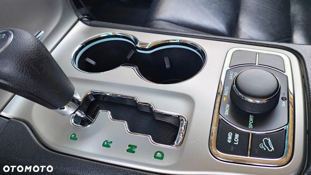 Jeep Grand Cherokee - 32