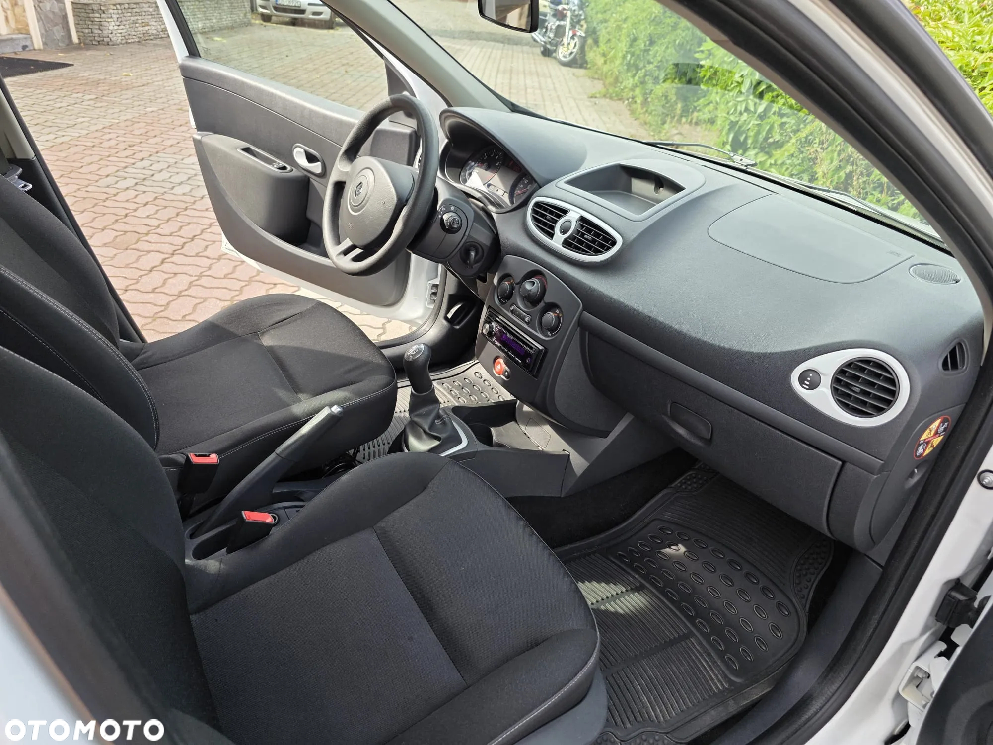 Renault Clio 1.2 16V 75 Yahoo - 14