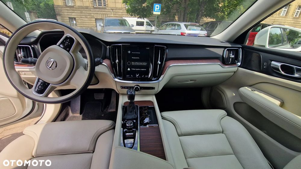 Volvo V60 D4 AWD Momentum Pro - 19