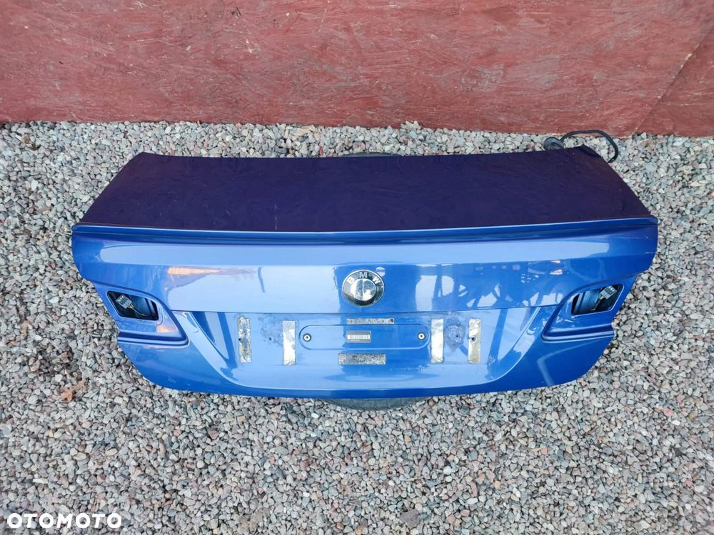 BMW E92 / E92LCI. ORYGINALNA TYLNIA KLAPA BAGAŻNIKA + LOTKA M-PAKIET + WIĄZKA. O NR: 7 168 515 / 7 254 428 OEM, W KOL. LE MANS BLAU METALIC 381. 100% SPRAWNA