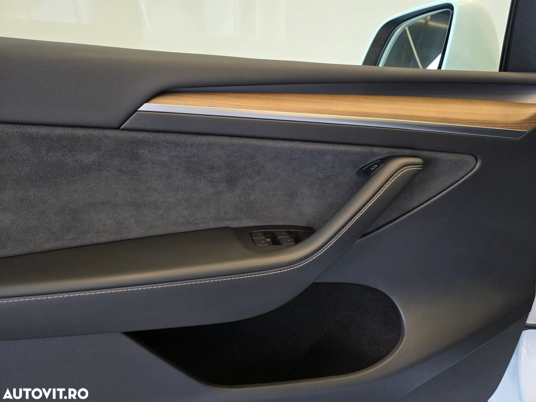 Tesla Model Y Long Range Dual Motor AWD - 14