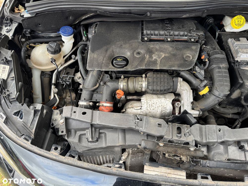 Peugeot 2008 1.6 BlueHDi Allure S&S - 13