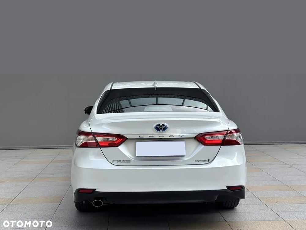 Toyota Camry Luxury - 8