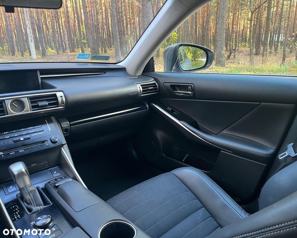 Lexus IS 300h Business - 12