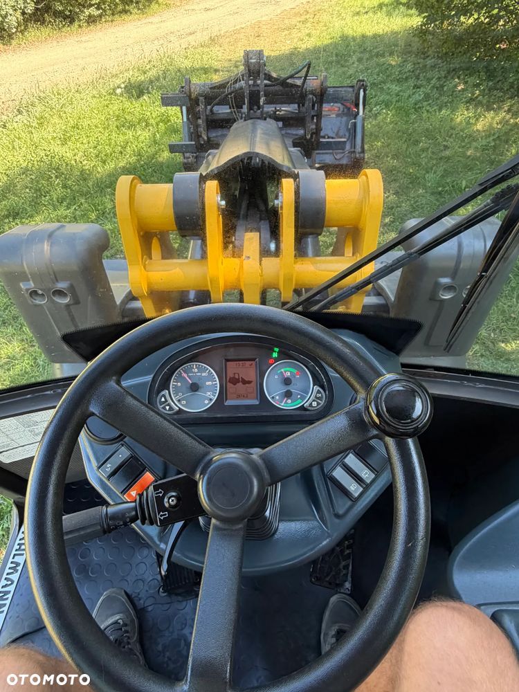 Mecalac AX1000 Ładowarka kołowa łamana 6,5 tony. Udźwig około 3 tony. 2017 rok.  Jak Nowa! Oryginał łyżka KROKODYL otwierana i widły. Mocny silnik DEUTZ 4 cylindry DEUTZ. Zero luzów i wycieków. Aktualne Badania DEKRA BMWT. Wielka Okazja. Maszyna jak nowa z Salonu. 2900 mtg. Pochodzi z Norweskiego urzędu gminy. Dodatkowe linie Hydrauliczne. Szybka wolna Jazda Rewers Hydrostatic. Wersja Norweska Mocne doświetlenie dodatkowe grzanie. kabina Ogrzewana wentylowana! Zmiana Osprzętu Hydrauliczna! pełne sterowanie z dżojstika! Podzespoły pompy suche, czytelne tabliczki! OKAZJA - 26