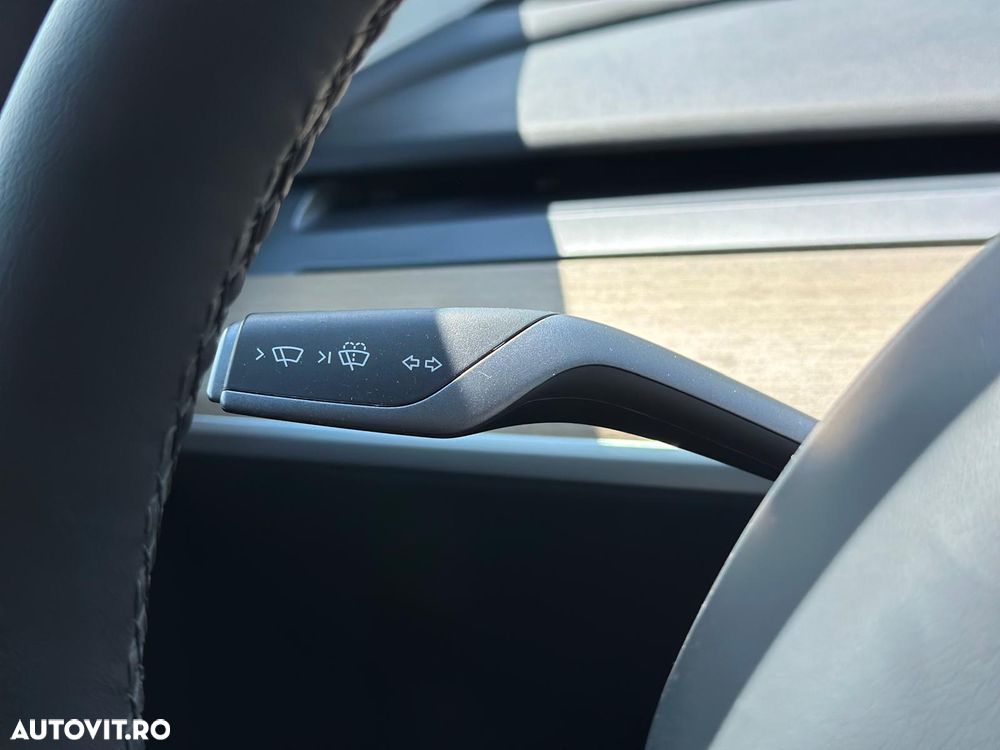 Tesla Model Y Long Range Dual Motor AWD - 27