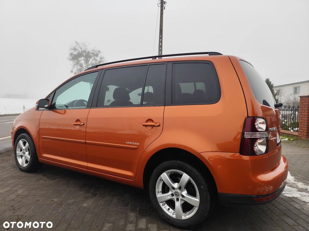 Volkswagen Touran 2.0 TDI Trendline DSG - 3