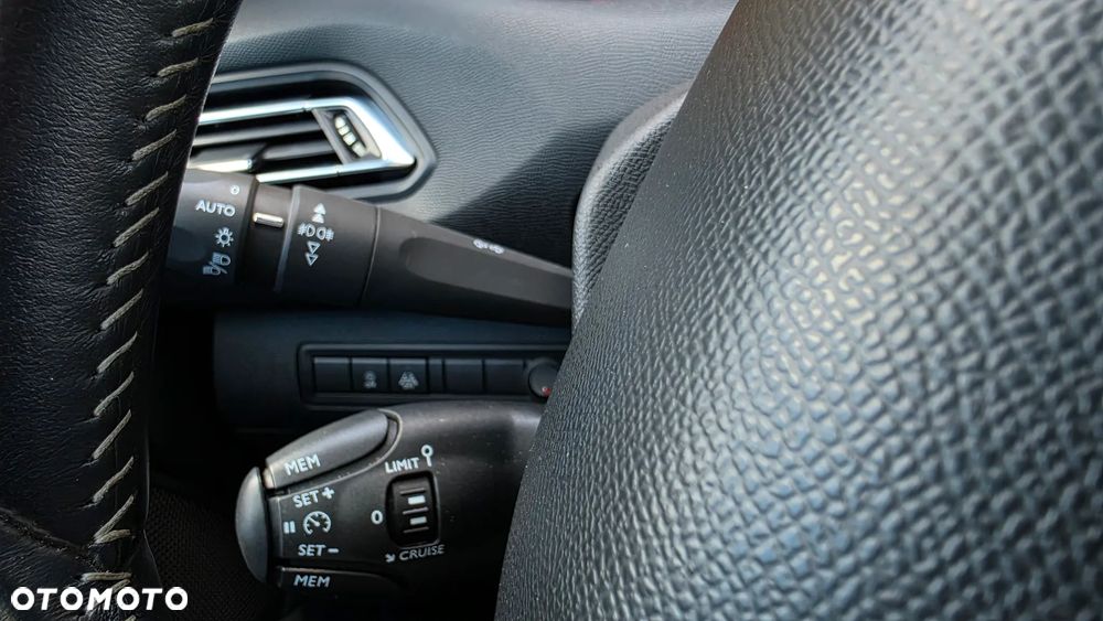 Peugeot 308 1.5 BlueHDi Allure S&S - 32