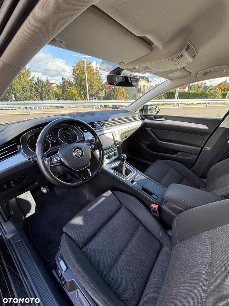 Volkswagen Passat - 11