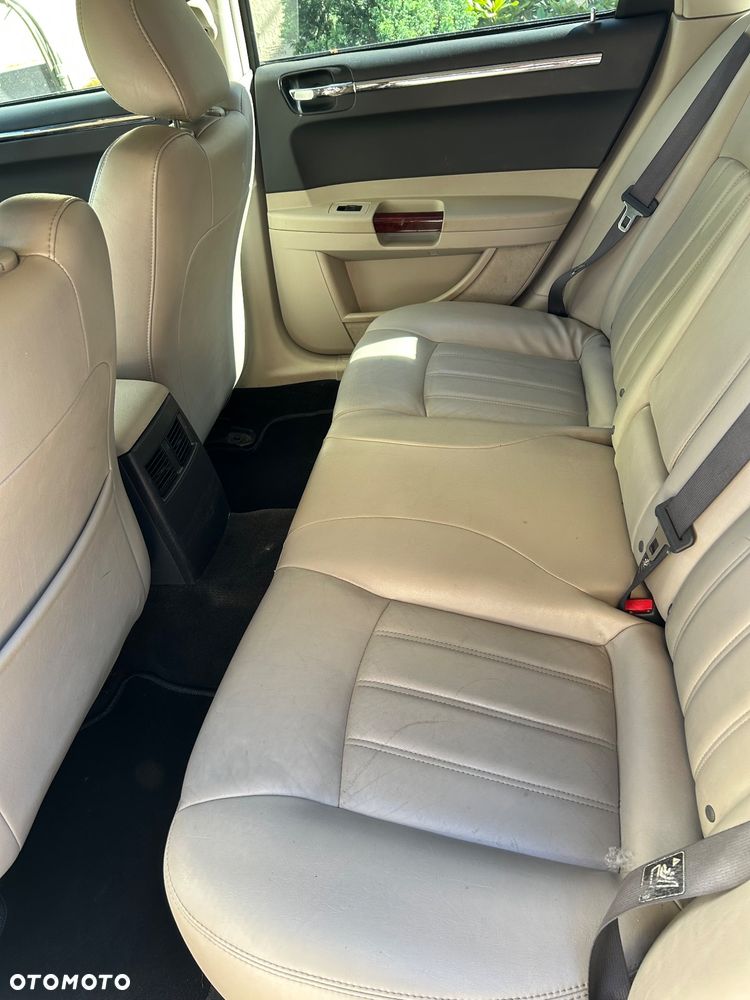 Chrysler 300C 5.7 V8 Hemi AWD - 8