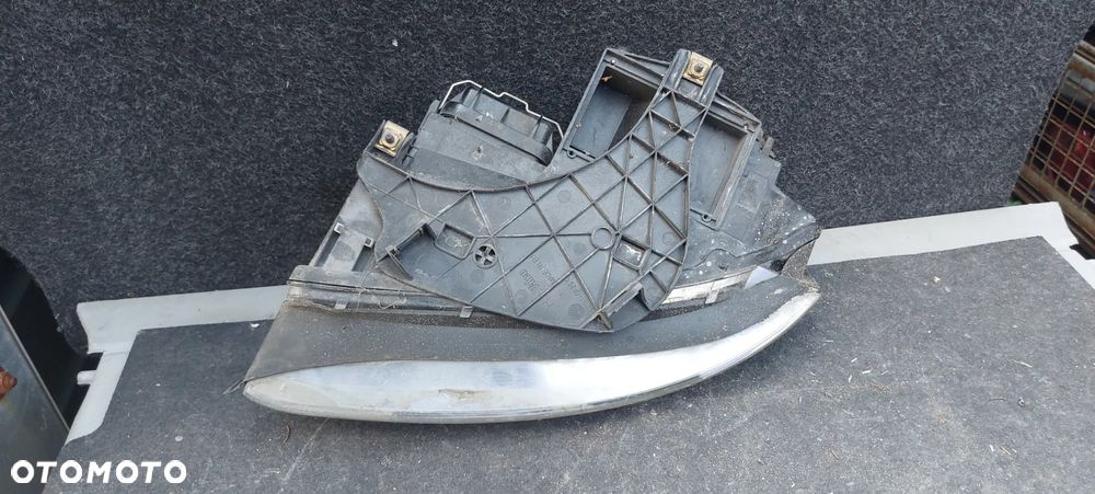 .  PRZOD PRZEDNIA LAMPA PRAWA AUDI A4 B6 - 6